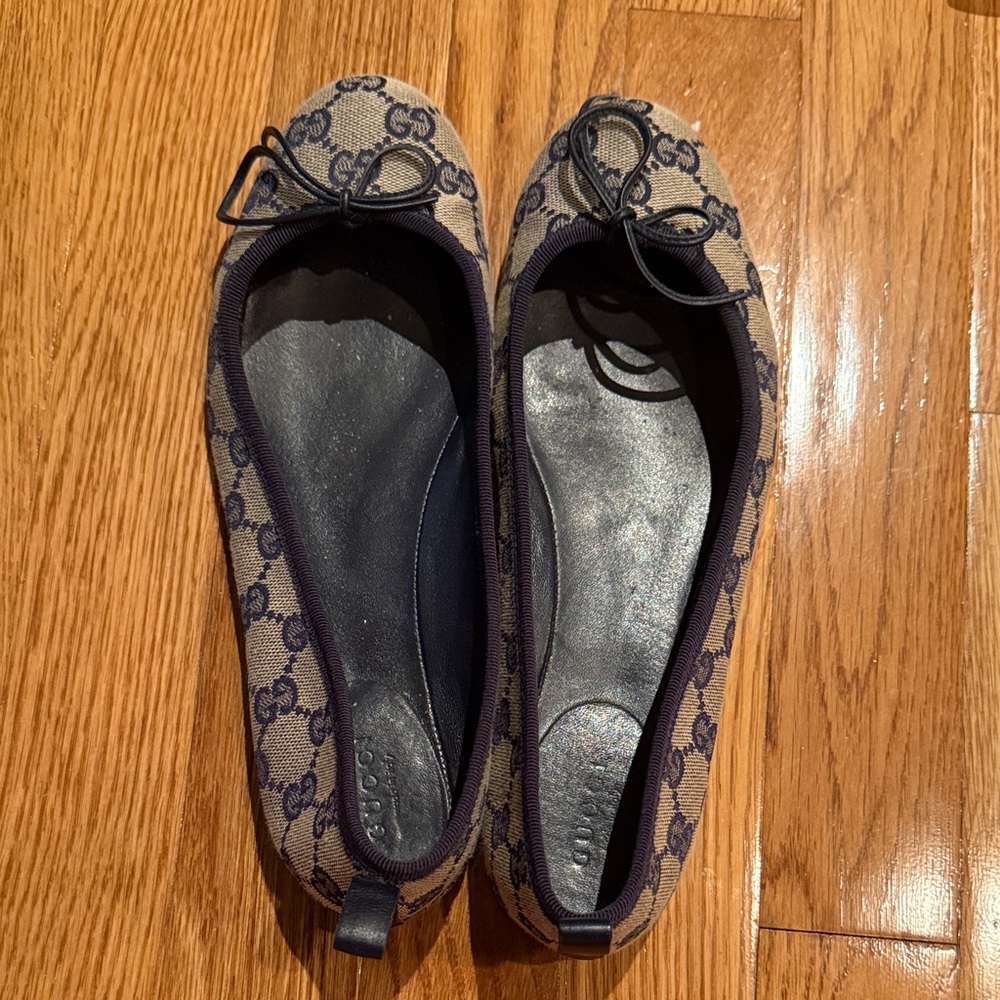 Gucci Women's Navy and Beige Logo Loafers